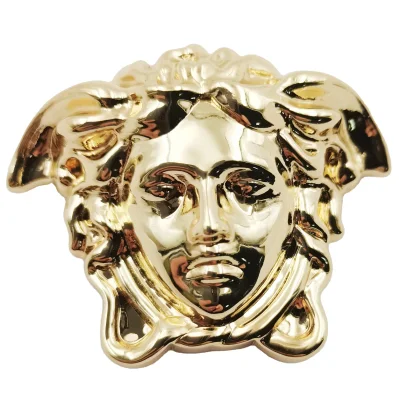 Emblema dourado cabeça de medusa imã distintivo usado em roupas